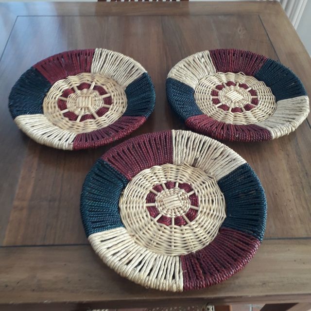 Portaoggetti in vimini e corda.