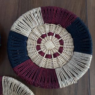 Portaoggetti in vimini e corda.