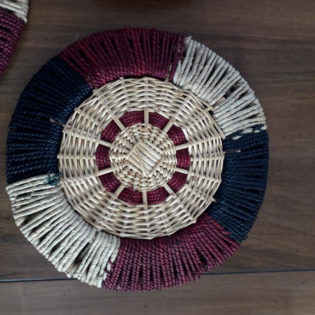 Portaoggetti in vimini e corda.