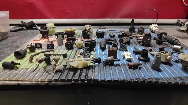 Antiguo materiaL electrico de coche