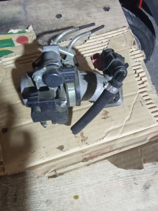 Bomba inyectora y tobera con inyector