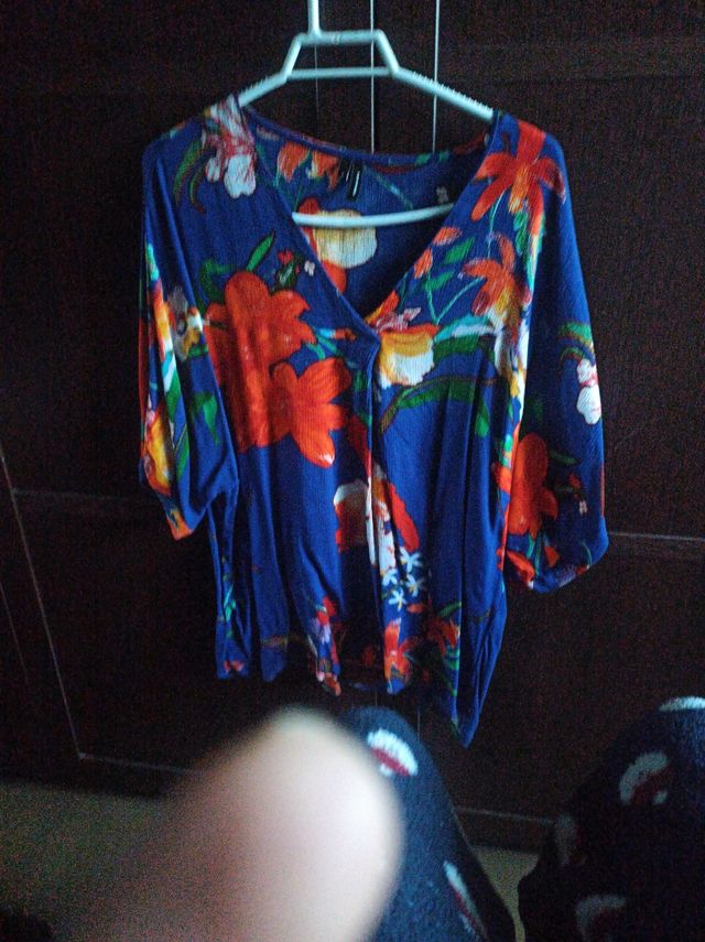 Blusón azul con flores