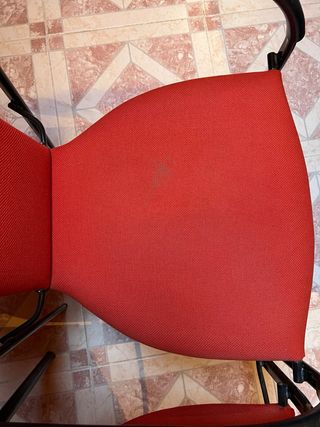 Silla/s de oficina roja de estructura metálica