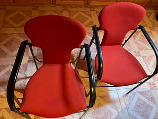 Silla/s de oficina roja de estructura metálica