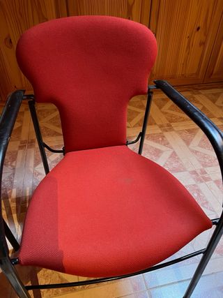 Silla/s de oficina roja de estructura metálica