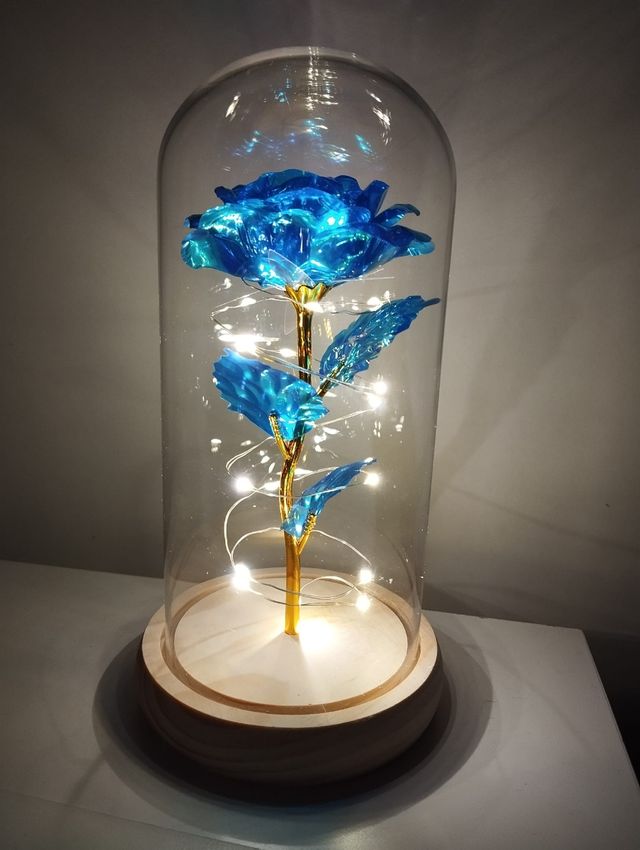 Rosa de cristal en cúpula con LED