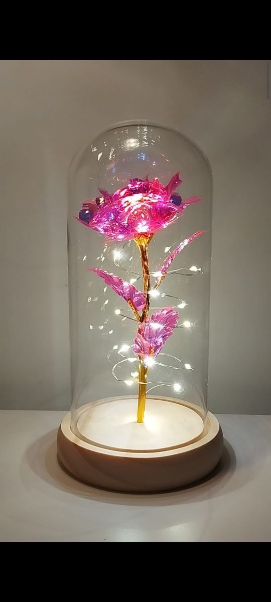 Rosa de cristal en cúpula con LED