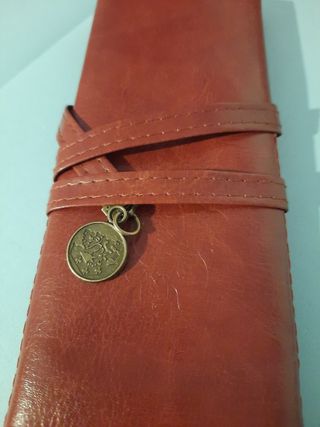 Estojo de lápis em pele sintética.