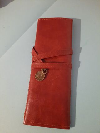 Estojo de lápis em pele sintética.