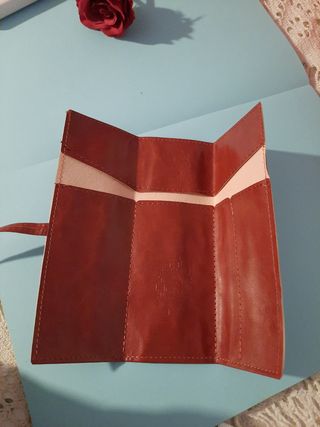 Estojo de lápis em pele sintética.