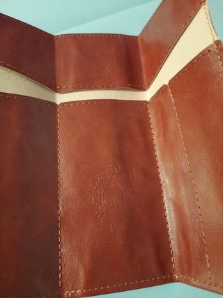 Estojo de lápis em pele sintética.