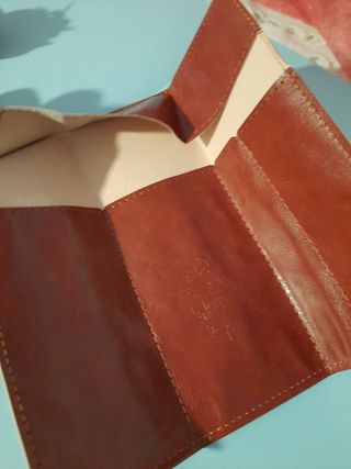 Estojo de lápis em pele sintética.