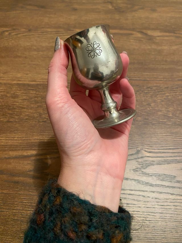 Mini calice in peltro inciso.