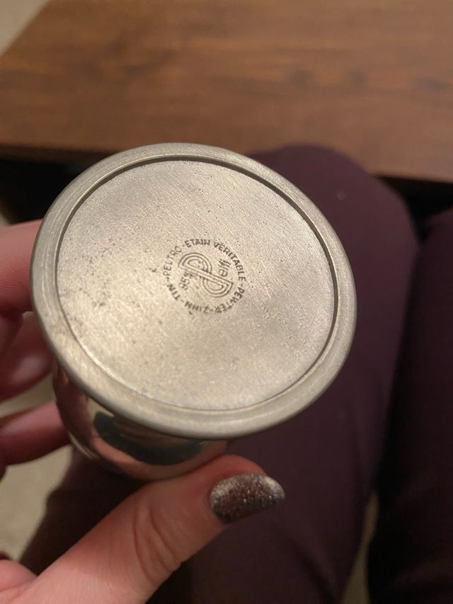 Mini calice in peltro inciso.