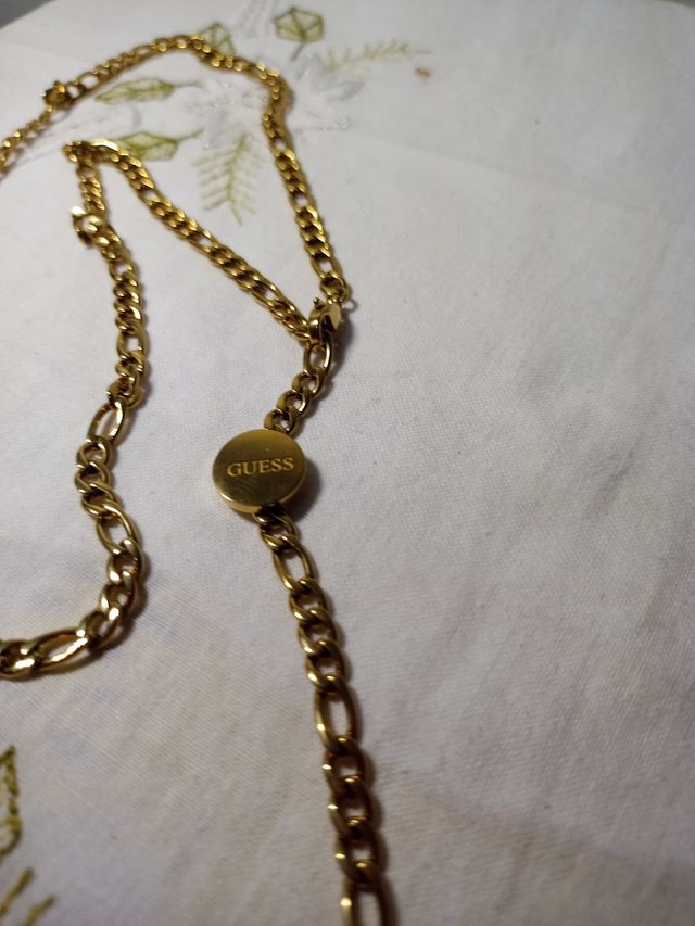 Collar marca GUESS.