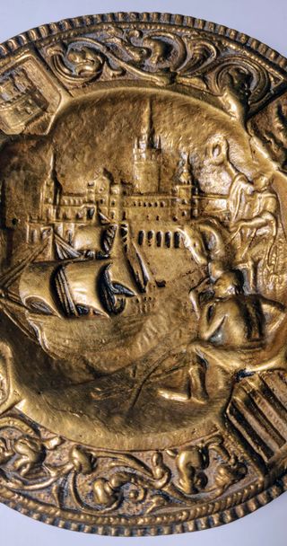 Cenicero antiguo latón motivos conquista América