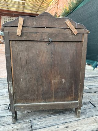 Mesita de noche antigua