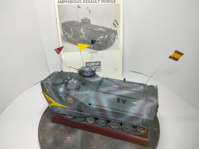 Maqueta de tanque anfibio