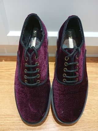 Zapatos morados de terciopelo labrado 37