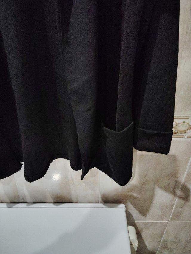 Chaqueta negra abierta de mujer.