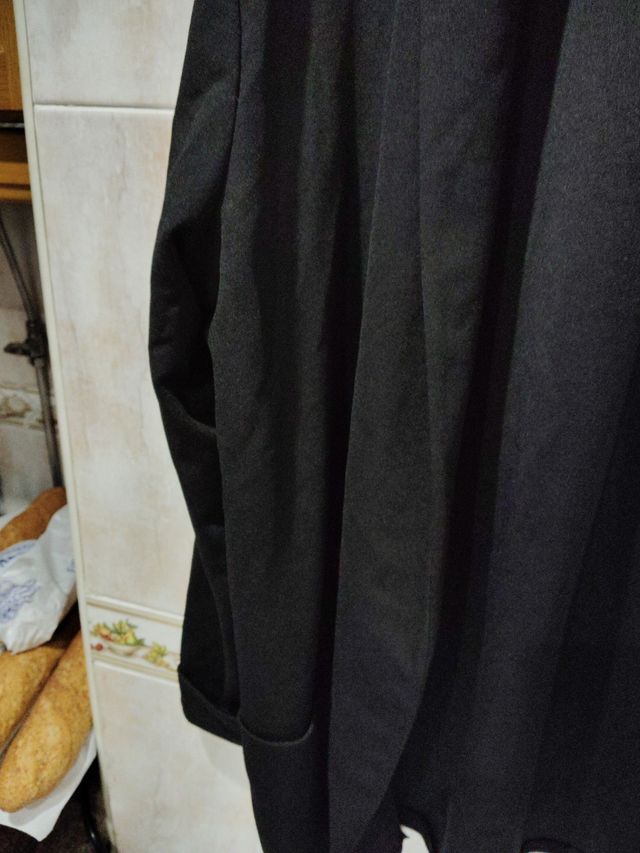 Chaqueta negra abierta de mujer.