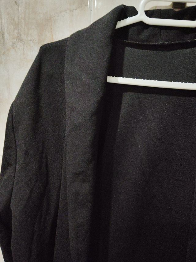 Chaqueta negra abierta de mujer.