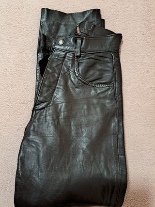 PANTALON DE CUERO.