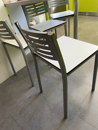 Sillas de cocina de tamaño especial casi nuevas