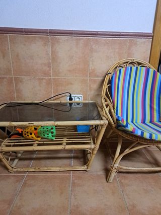 Mesa y sillas de mimbre