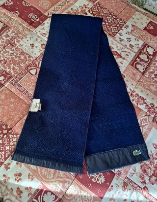 Bufanda Lacoste. Color azul