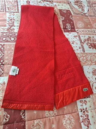 Bufanda Lacoste. Color rojo