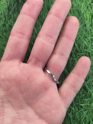 Paga 1 y llévate 2- Anillo plateado solitario aju