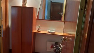 Mueble recibidor en chapa cedro, a juego espejo.