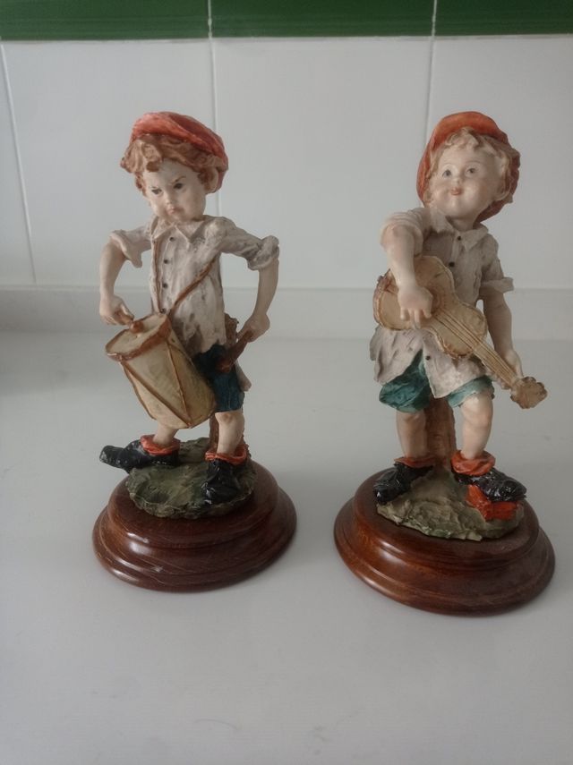 2 antiguas figuras de niños musicos