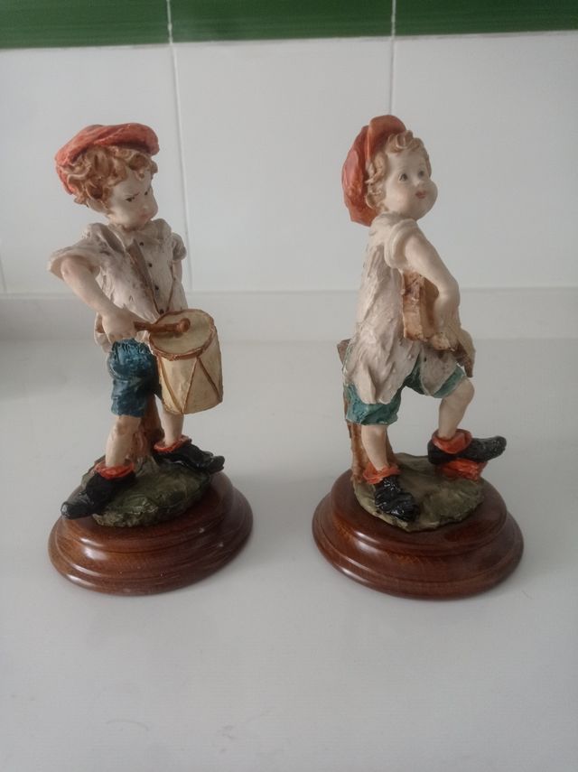 2 antiguas figuras de niños musicos