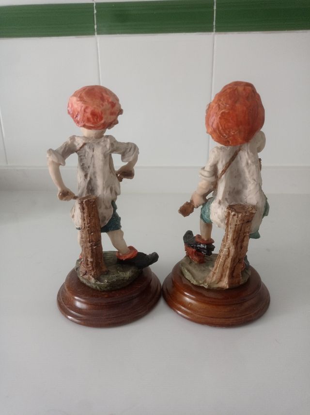 2 antiguas figuras de niños musicos