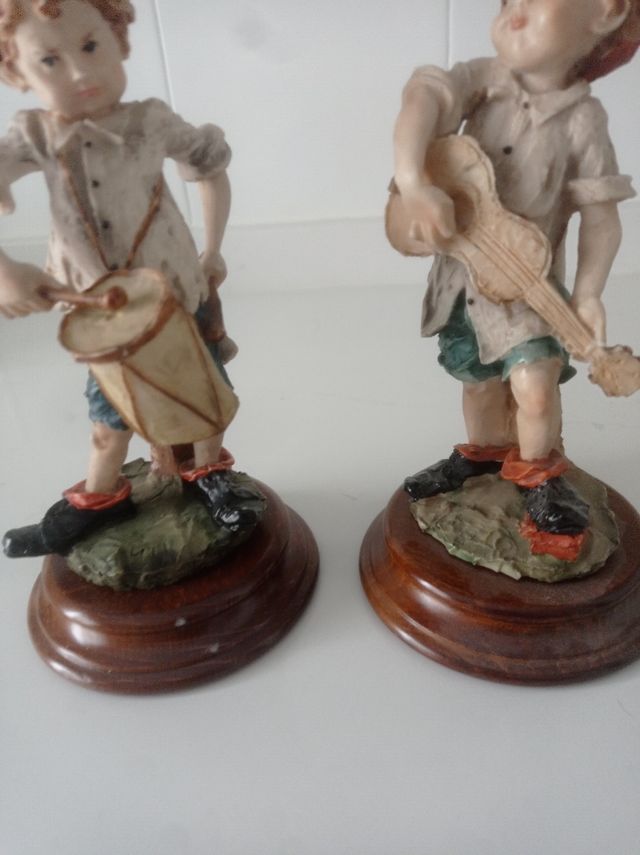 2 antiguas figuras de niños musicos
