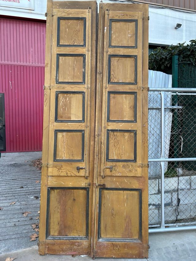 Antiguos ventanales con porticones