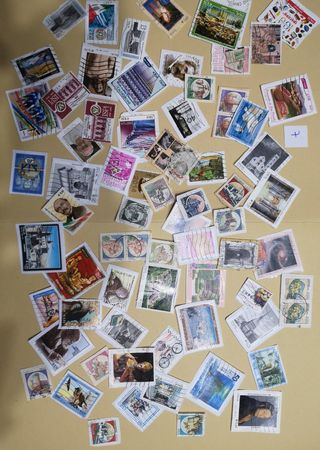 Francobolli con frammenti.