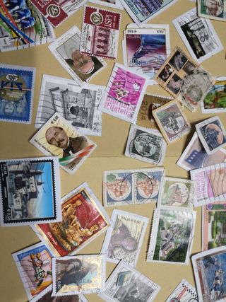 Francobolli con frammenti.
