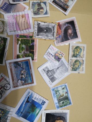 Francobolli con frammenti.