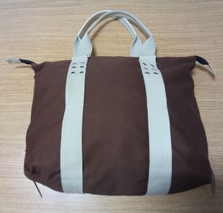 Bolso de mujer nuevo de color marón y beige.