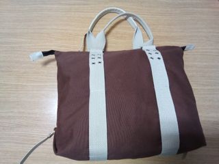 Bolso de mujer nuevo de color marón y beige.