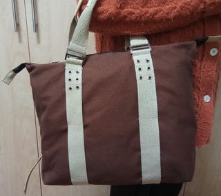 Bolso de mujer nuevo de color marón y beige.