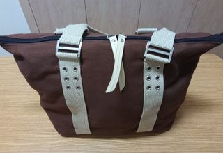 Bolso de mujer nuevo de color marón y beige.