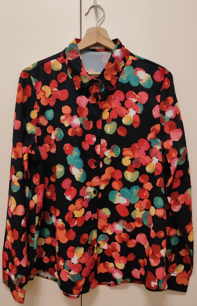 Camicia nera con disegni colorati