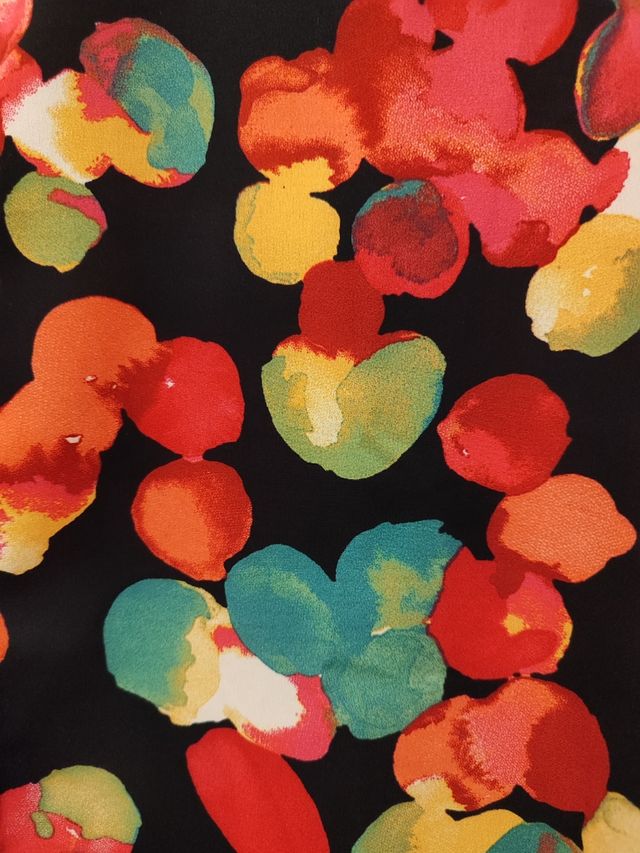 Camicia nera con disegni colorati