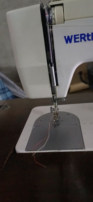 Maquina de coser Wertheim a motor+ mueble