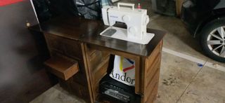 Maquina de coser Wertheim a motor+ mueble