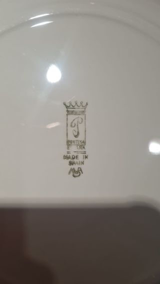 Vajilla de porcelana con borde dorado